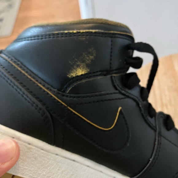 Vintage Air Jordan Retro 1 Black and gold.
Excellent condition  size 5 - Picture 8 of 10